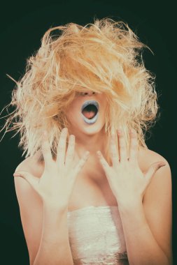 Fotoğrafı muhteşem darmadağınık sarışın.