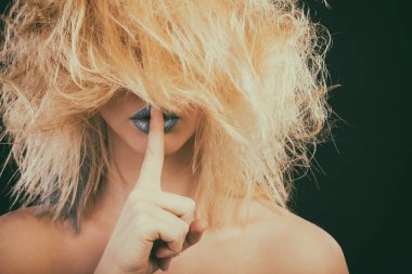 Muhteşem darmadağınık sarışın