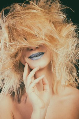 Muhteşem darmadağınık sarışın