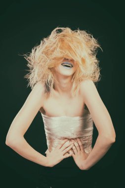 Muhteşem darmadağınık sarışın