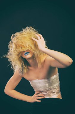 Muhteşem darmadağınık sarışın