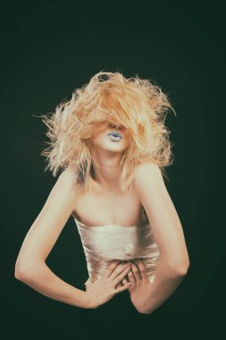 Muhteşem darmadağınık sarışın