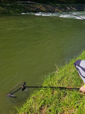 Etkin nehirde balık tutma iplik