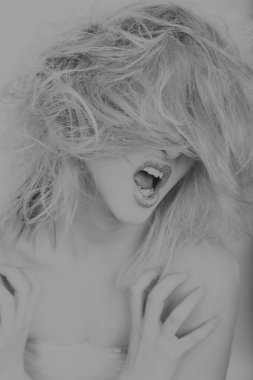 Muhteşem darmadağınık sarışın