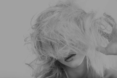 Muhteşem darmadağınık sarışın