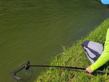 Etkin nehirde balık tutma iplik