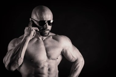 Güzel bir adam vücut pompalanır'ın. Vücut geliştirme kavramı