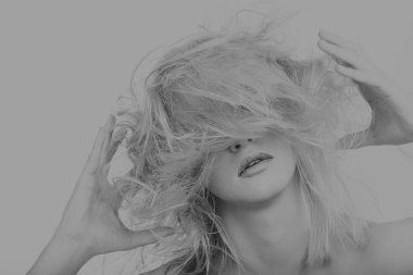 Muhteşem darmadağınık sarışın