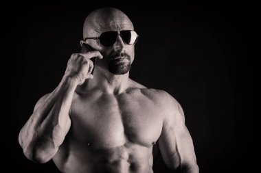 Güzel bir adam vücut pompalanır'ın. Vücut geliştirme kavramı