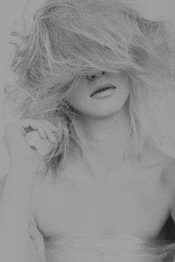 Muhteşem darmadağınık sarışın