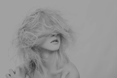 Fotoğrafı muhteşem darmadağınık sarışın.