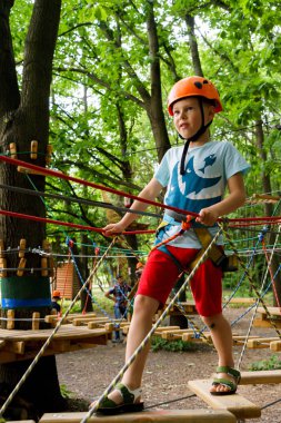 Çocuk bir halat Parkı tırmanıyor
