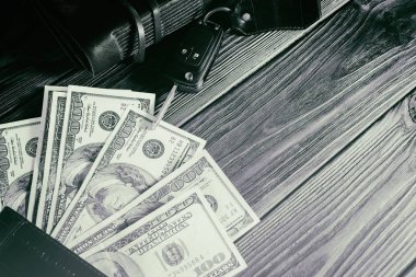 Para ve masanın üzerine araba anahtarları