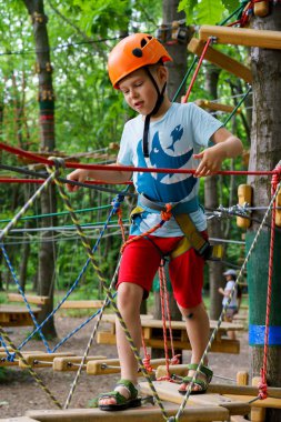 Çocuk bir halat Parkı tırmanıyor