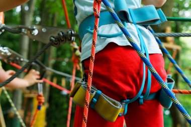 Çocuk bir halat Parkı tırmanıyor