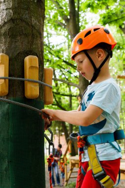 Çocuk bir halat Parkı tırmanıyor