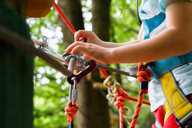 Çocuk bir halat Parkı tırmanıyor