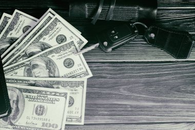 Para ve masanın üzerine araba anahtarları