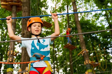 Çocuk bir halat Parkı tırmanıyor