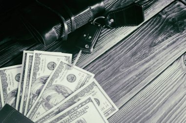 Para ve masanın üzerine araba anahtarları