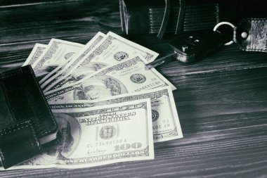 Para ve masanın üzerine araba anahtarları