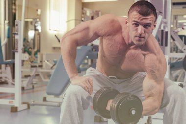 Kaslı atletik vücut geliştirici fitness modeli