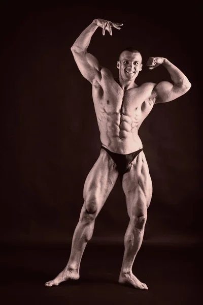 En vacker man är pumpade kroppen. Begreppet bodybuilding — Stockfoto