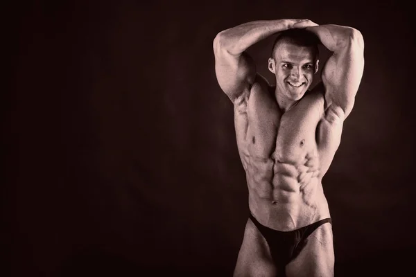 美しい男は、体を励起。ボディービルの概念 — ストック写真
