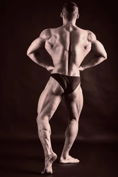 En vacker man är pumpade kroppen. Begreppet bodybuilding — Stockfoto