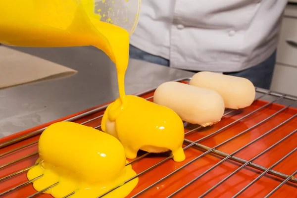 Preparación de brownies con glaseado amarillo — Foto de Stock