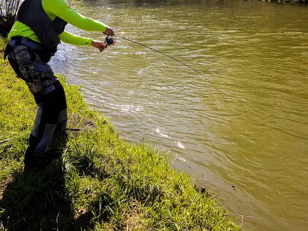 Etkin nehirde balık tutma iplik — Stok fotoğraf