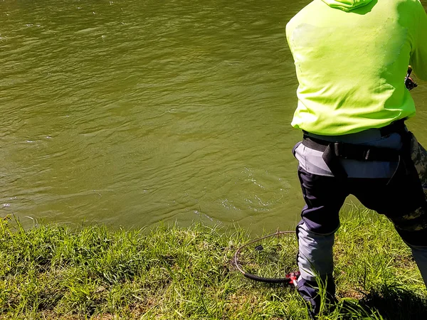 Pesca attiva spinning sul fiume — Foto Stock