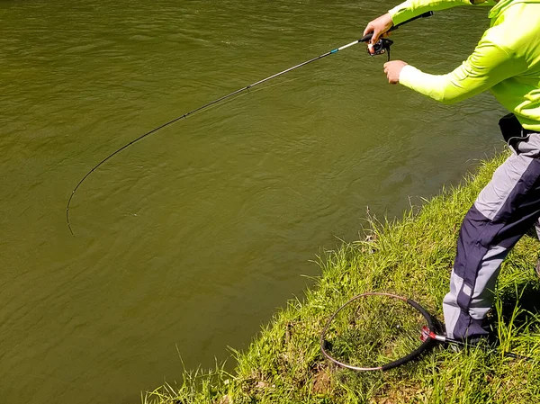 Pesca attiva spinning sul fiume — Foto Stock