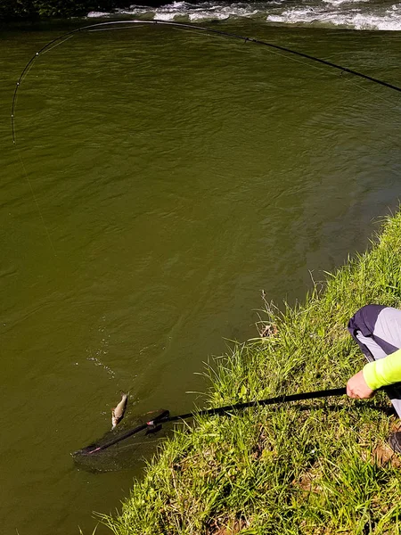 Pesca de spinning activa en el río — Foto de Stock