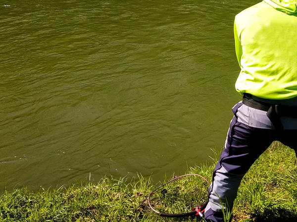 Pesca attiva spinning sul fiume — Foto Stock