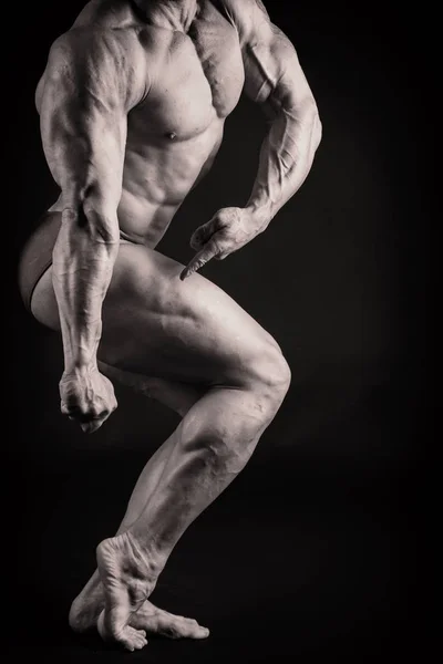 En vacker man är pumpade kroppen. Begreppet bodybuilding — Stockfoto