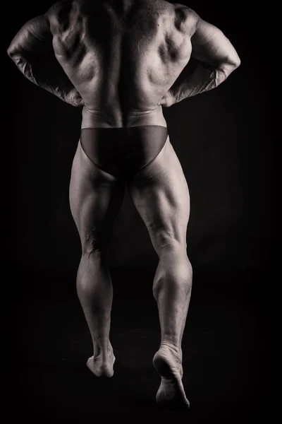 En vacker man är pumpade kroppen. Begreppet bodybuilding — Stockfoto