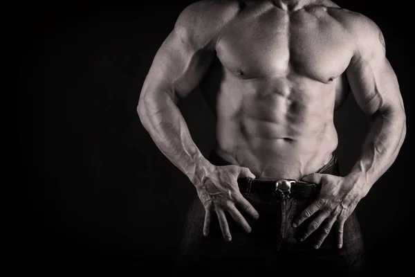 O corpo bombeado de um homem bonito. O conceito de musculação — Fotografia de Stock