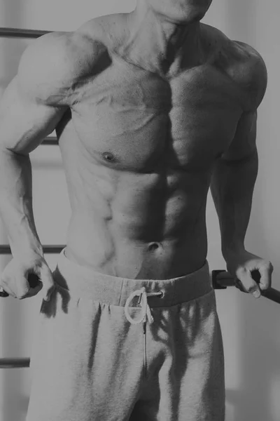 Een mooie man het lichaam gepompt. Het concept van bodybuilding — Stockfoto