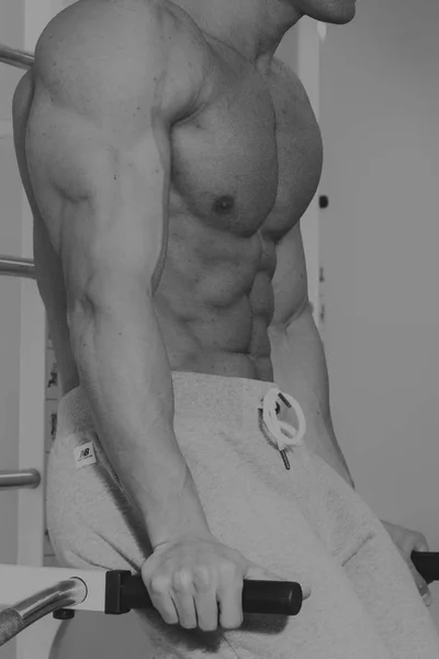 Il corpo pompato di un uomo bellissimo. Il concetto di bodybuilding — Foto Stock