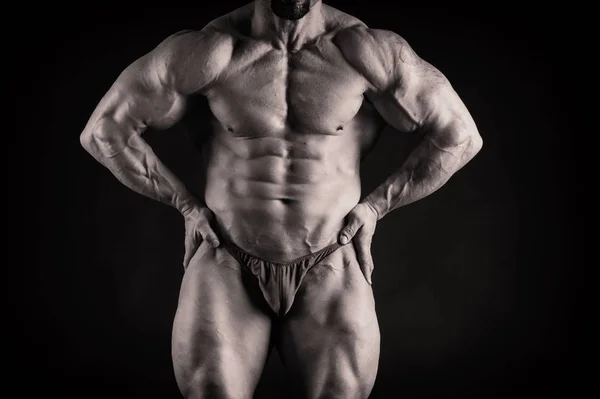 O corpo bombeado de um homem bonito. O conceito de musculação — Fotografia de Stock