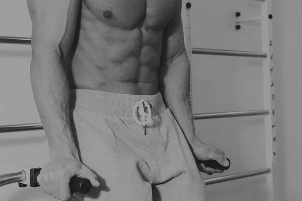 美しい男は、体を励起。ボディービルの概念 — ストック写真