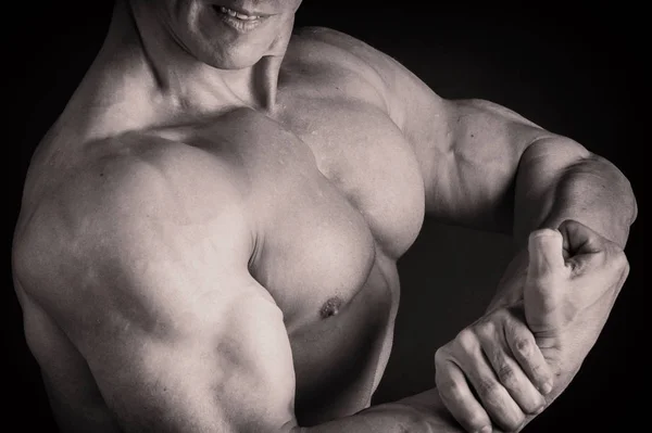 O corpo bombeado de um homem bonito. O conceito de musculação — Fotografia de Stock