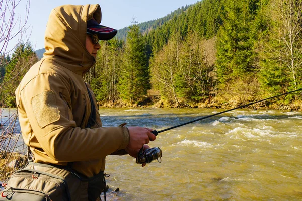 Vissen op forel in de rivier van de berg — Stockfoto