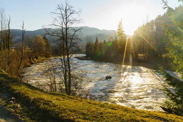 Bellissimo fiume di montagna, paesaggio favoloso — Foto Stock