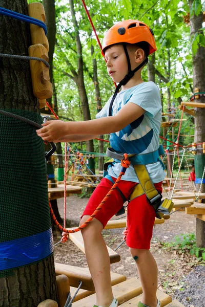 El chico sube a un parque de cuerdas — Foto de Stock