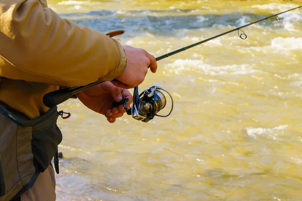 Pesca de truchas en el río de montaña —  Fotos de Stock