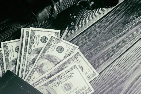 Dinheiro e chaves do carro na mesa — Fotografia de Stock