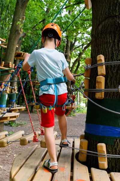 Çocuk bir halat Parkı tırmanıyor