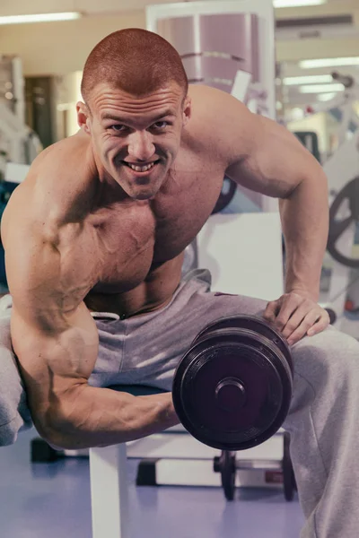 Atletyczny kulturysta mięśni model fitness — Zdjęcie stockowe